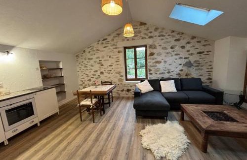 Nistos House | Gîte La Grange: Family-Friendly Retreat with Pool Amenities