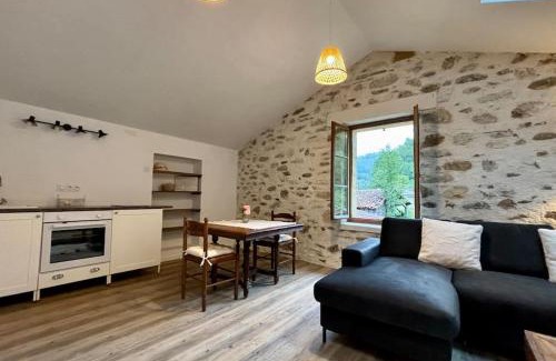 Nistos House | Gîte La Grange: Family-Friendly Retreat with Pool Amenities
