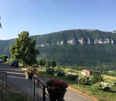 Mostuejouls House | Discover Gîte La Liaucoussette: Family-Friendly Retreat