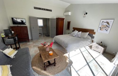 Oraison House | Gîte La maison dans l'Olivette: Oceanfront Oasis Awaits