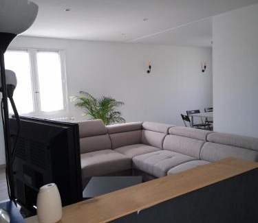 Foucherans House | Gîte La Maison de l'étang: Family-Friendly Retreat with Kitchen