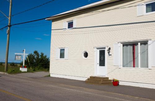 Portneuf-Sur-Mer Bed & Breakfast | Oceanfront Retreat at Gîte la Marée with Hot Tub & Dining