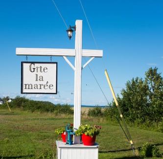 Portneuf-Sur-Mer Bed & Breakfast | Oceanfront Retreat at Gîte la Marée with Hot Tub & Dining