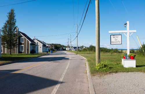 Portneuf-Sur-Mer Bed & Breakfast | Oceanfront Retreat at Gîte la Marée with Hot Tub & Dining