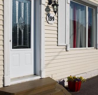 Portneuf-Sur-Mer Bed & Breakfast | Oceanfront Retreat at Gîte la Marée with Hot Tub & Dining