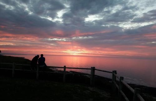 Le Planet Bed & Breakfast | Charming Gîte La MER: Family-Friendly Retreat with 9.2/10 Rating