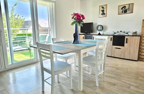 Isigny-sur-Mer Apartment | Relax at Gîte La pause Normande - Child-Friendly Retreat