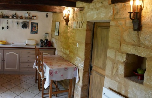 Plazac House | Charming Gîte La Roseraie: Poolside Retreat in Black Perigord