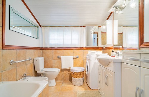 Belus House | Gîte Lasaitasuna: Cozy Two-Bedroom House with Private Pool