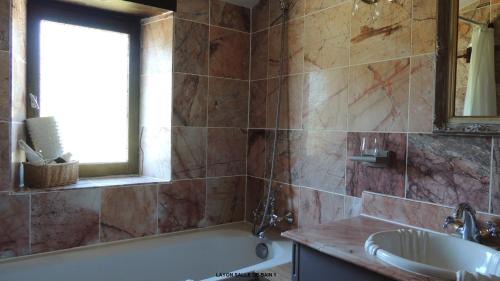 Bellevigne-en-Layon Apartment | Relax at Gîte Layon: Family-Friendly Escape with Pool