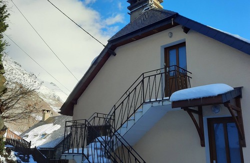 Gedre House | Lake View Retreat: The Attic Apartment with Spa & Kitchen
