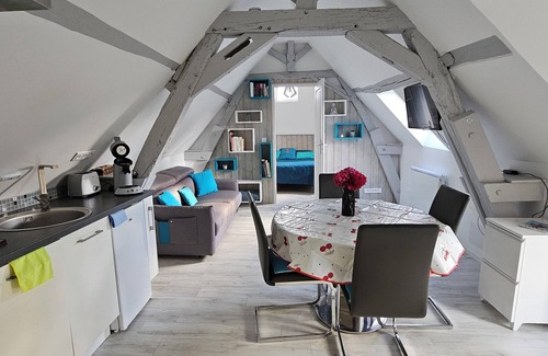 Villebernier Apartment | Pet-Friendly Gîte "Le Cerisier" - Perfect for Families