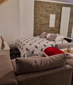 Oye-et-Pallet Apartment | Cozy Gîte le Cham'Oye: Pet & Child Friendly Retreat