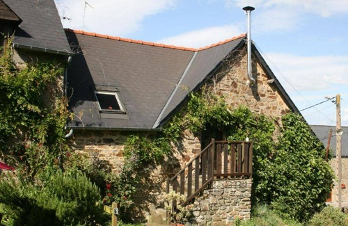 Roz-sur-Couesnon Cottage | Oceanfront Gîte Le Fenil: Pet Friendly with Pool & Breakfast