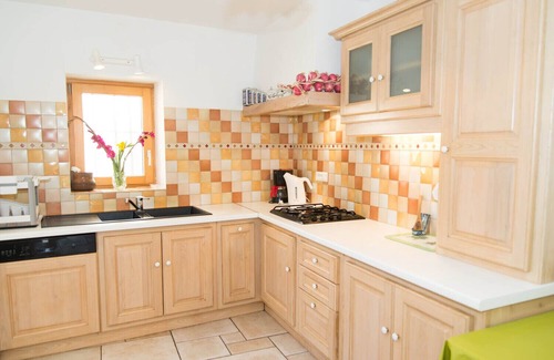 Fraissinet-de-Fourques House | Gîte Le Baptistou: Perfect for Families and Pet Lovers