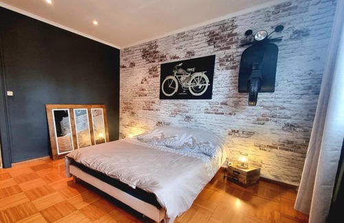 Lens House | Discover Le Garage: Pet-Friendly Retreat with Hot Tub