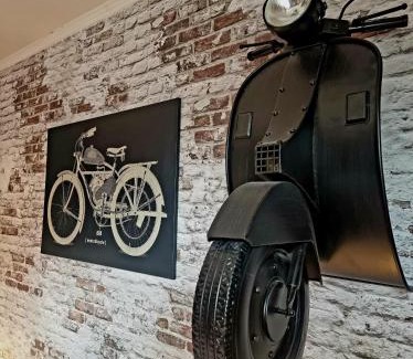 Lens House | Discover Le Garage: Pet-Friendly Retreat with Hot Tub