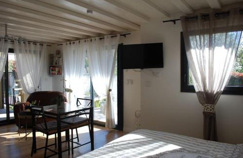Fuveau Apartment | Gîte Le Logis Vallat Bas: Oceanfront Retreat with Pool
