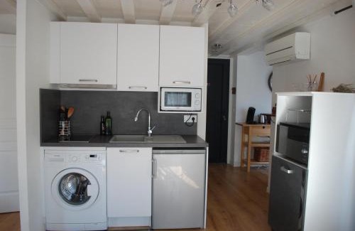 Fuveau Apartment | Gîte Le Logis Vallat Bas: Oceanfront Retreat with Pool