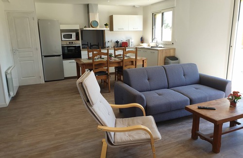 Ceaux House | Pet-Friendly Gîte Le Mascaret: Oceanfront Retreat for All