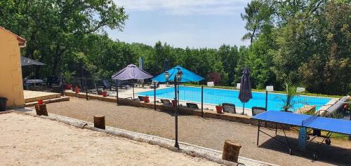 Simeyrols Bed & Breakfast | Enjoy Nature at Gîte Le Nieudegat with Pool & Dining