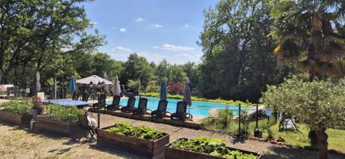 Simeyrols Bed & Breakfast | Enjoy Nature at Gîte Le Nieudegat with Pool & Dining
