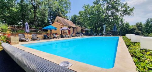 Simeyrols Bed & Breakfast | Enjoy Nature at Gîte Le Nieudegat with Pool & Dining
