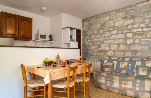 Gorges du Tarn Causses House | Cozy House with Kitchen & Child-Friendly Amenities