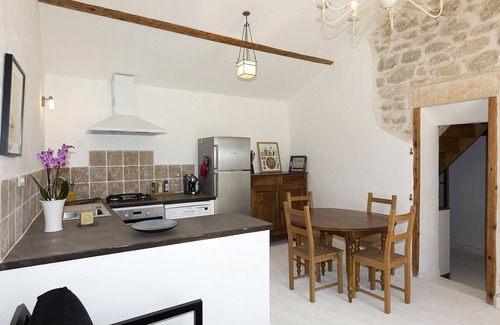 Cheval-Blanc Cottage | Explore Gîte "Le Petit Provençal" with a Fully Equipped Kitchen