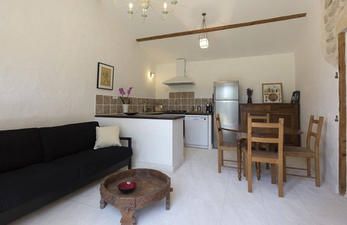 Cheval-Blanc Cottage | Explore Gîte "Le Petit Provençal" with a Fully Equipped Kitchen