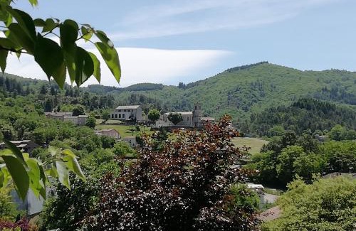 Prades House | Family-Friendly Gîte le pic vert with Pool & High Ratings