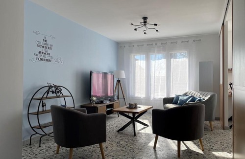 Pont-Remy Apartment | Gîte Le Pont du Rameur: Child-Friendly Getaway Rated 9.7