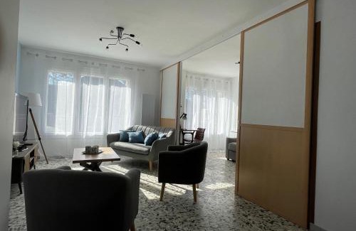 Pont-Remy Apartment | Gîte Le Pont du Rameur: Child-Friendly Getaway Rated 9.7