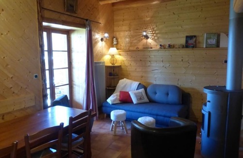Poule-les-Echarmeaux House | Highly Rated House with Pool, Spa & Pet-Friendly Perks