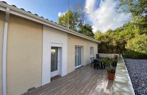 Castets House | Guest Rated: Gîte Les Bambous de Castets with Pool Access