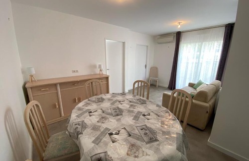 Castets House | Guest Rated: Gîte Les Bambous de Castets with Pool Access