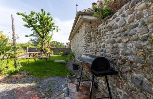 Mont House | Charming Maison de village de France: Pet-Friendly Retreat