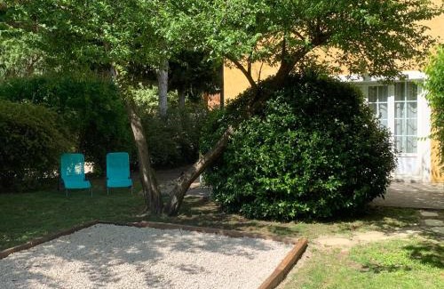 Carpentras House | Cozy Gîte les Cyprès: Poolside Retreat with Ocean Views