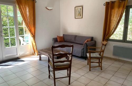 Carpentras House | Cozy Gîte les Cyprès: Poolside Retreat with Ocean Views