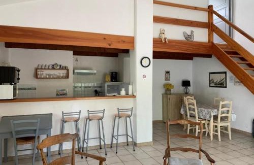 Carpentras House | Cozy Gîte les Cyprès: Poolside Retreat with Ocean Views