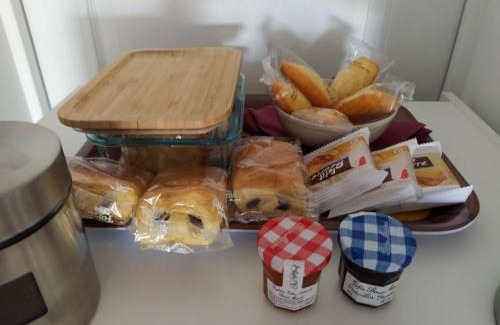 Le Donjon Bed & Breakfast | Oceanfront Studio Les Grandes Menières: Rated 9.5/10