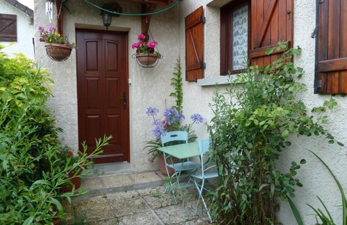 Crecy-en-Brie House | Gîte Les Iris: Oceanfront Escape with Excellent Reviews
