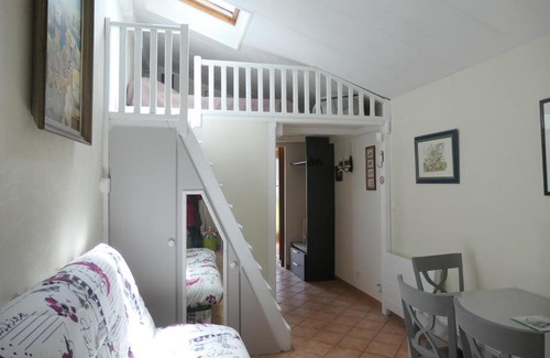 Crecy-en-Brie House | Gîte Les Iris: Oceanfront Escape with Excellent Reviews