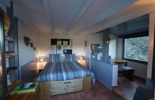 Pezenes-les-Mines Bed & Breakfast | Family-Friendly Gîte les Piafs with Pool & Restaurant
