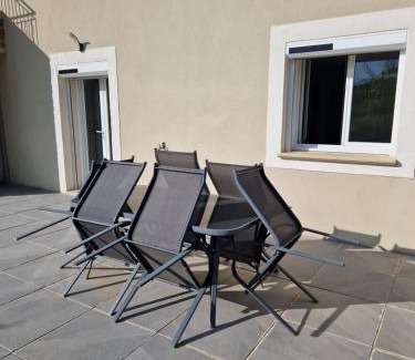 Besignan Apartment | Guest Rated 9.2 - Family-Friendly Gîte Les Trois Abeilles