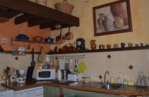 Provins House | Guest Rated 10/10: Gîte Les Volets Bleus with Kitchen Access