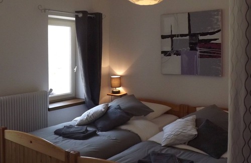 Provins House | Guest Rated 10/10: Gîte Les Volets Bleus with Kitchen Access