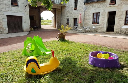 Ligre House | Gîte Ligré: Spacious 8-Room Retreat for Families & Pets