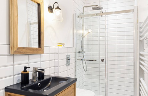 Capian Apartment | Gîte Lilas: Ideal Retreat with Spa and Kitchen Amenities