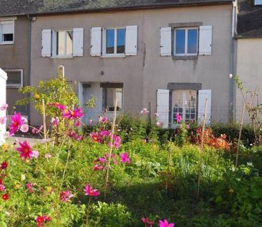Bacilly House | Pet-Friendly Gîte Location des 4 Saisons with Ocean View
